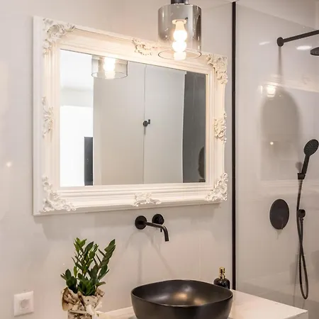 Luxury Apartment *